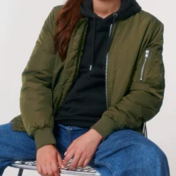 Unisex Bomber Jacke Aus Recyceltem Polyester - British Khaki -Grundstoff Verkäufe U844 008 8 Recycling Jacke fuer Sie und Ihn stylisch geschnitten mit vielen Taschen wattiert vegan 1280x1280