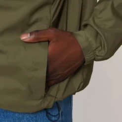 Unisex Windbreaker Aus Recyceltem Polyester - British Khaki 19 Unisex Windbreaker Aus Recyceltem Polyester - British Khaki -Grundstoff Verkäufe U846 008 10 Detail elastisches Aermelbuendchen Seitentasche und verstellbarer Gummizug am Saum fair Fashion 1280x1280