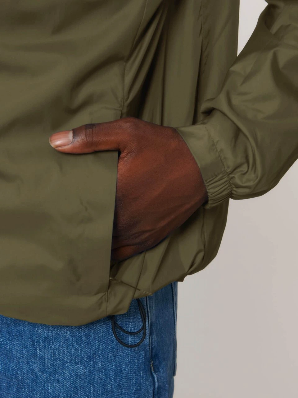 Unisex Windbreaker Aus Recyceltem Polyester - British Khaki 8 Unisex Windbreaker Aus Recyceltem Polyester - British Khaki – Bild 6