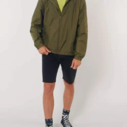 Unisex Windbreaker Aus Recyceltem Polyester - British Khaki 24 Unisex Windbreaker Aus Recyceltem Polyester - British Khaki -Grundstoff Verkäufe U846 008 12 Unisex Multifunktions Jacke in Khaki mit Kapuze Seitentaschen elastischen Aermelbuendchen vegan 1280x1280