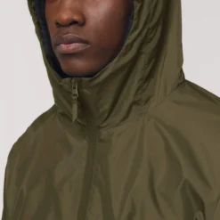 Unisex Windbreaker Aus Recyceltem Polyester - British Khaki 18 Unisex Windbreaker Aus Recyceltem Polyester - British Khaki -Grundstoff Verkäufe U846 008 8 vegane Kapuzenjacke mit versecktem Reissverschluss mit Kinnschutz aus reinem Recycelmaterial khaki 1280x1280