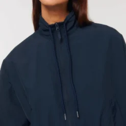 Leichte Unisex Jacke Aus Recyceltem Nylon - French Navy -Grundstoff Verkäufe U849 727 7 Stehkragen mit gleichfarbigem Kordelzug mit Metallenden verdeckter Reissverschluss nachhaltig vegan 1280x1280