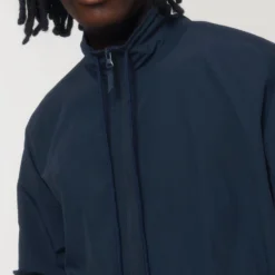 Leichte Unisex Jacke Aus Recyceltem Nylon - French Navy -Grundstoff Verkäufe U849 727 8 nachhaltige Sport Jacke in dunkelblau aus reinem Recycelmaterial mit Stehkragen und verdecktem Reissverschluss 1280x1280