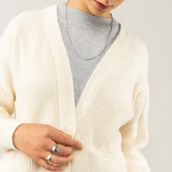 Mela Fairtrade Cardigan Artha Aus Bio-Baumwolle - Cream -Grundstoff Verkäufe V Ausschnitt Strickjacke Steinnuss Knoepfe Artha cream 1280x1280