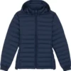 Steppjacke Aus Recyceltem Polyester - French Navy 1 Steppjacke Aus Recyceltem Polyester - French Navy -Grundstoff Verkäufe W839 727 1 nachhaltige Steppjacke fuer Frauen aus rec Polyester mit abnehmbarer Kapuze navy 1280x1280