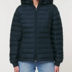 Steppjacke Aus Recyceltem Polyester - French Navy 14 Steppjacke Aus Recyceltem Polyester - French Navy -Grundstoff Verkäufe W839 727 3 dunkelblaue wattierte Steppjacke aus recyceltem Polyester ressourcenschonend und hochwertig verarbeitet 1280x1280