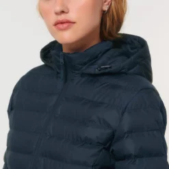Steppjacke Aus Recyceltem Polyester - French Navy 16 Steppjacke Aus Recyceltem Polyester - French Navy -Grundstoff Verkäufe W839 727 5 Detail Stehkragen mit abnehmbarer Kapuze Damen Steppjacke navyblau 1280x1280