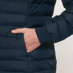 Steppjacke Aus Recyceltem Polyester - French Navy 19 Steppjacke Aus Recyceltem Polyester - French Navy -Grundstoff Verkäufe W839 727 8 vegane Damen Steppjacke mit verschliessbaren Seitentaschen verstellbarem Hueftsaum Rippbuendchen an Aermeln navy 1280x1280