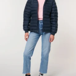 Steppjacke Aus Recyceltem Polyester - French Navy 20 Steppjacke Aus Recyceltem Polyester - French Navy -Grundstoff Verkäufe W839 727 9 hochwertig verarbeitete Stepp Jacke fuer Frauen mit abnehmbarer Kapuze vegan oekofair 1280x1280