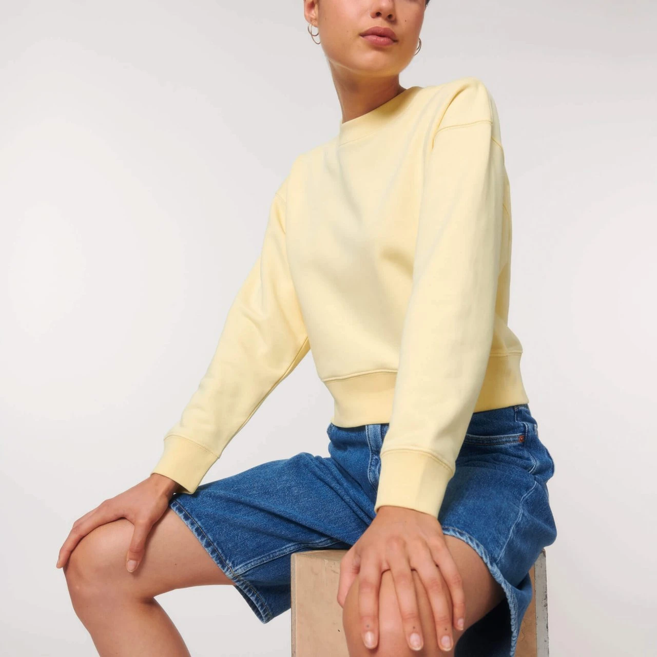 Cropped Sweatshirt Aus Bio-Baumwolle - Butter 6 Cropped Sweatshirt Aus Bio-Baumwolle - Butter – Bild 4