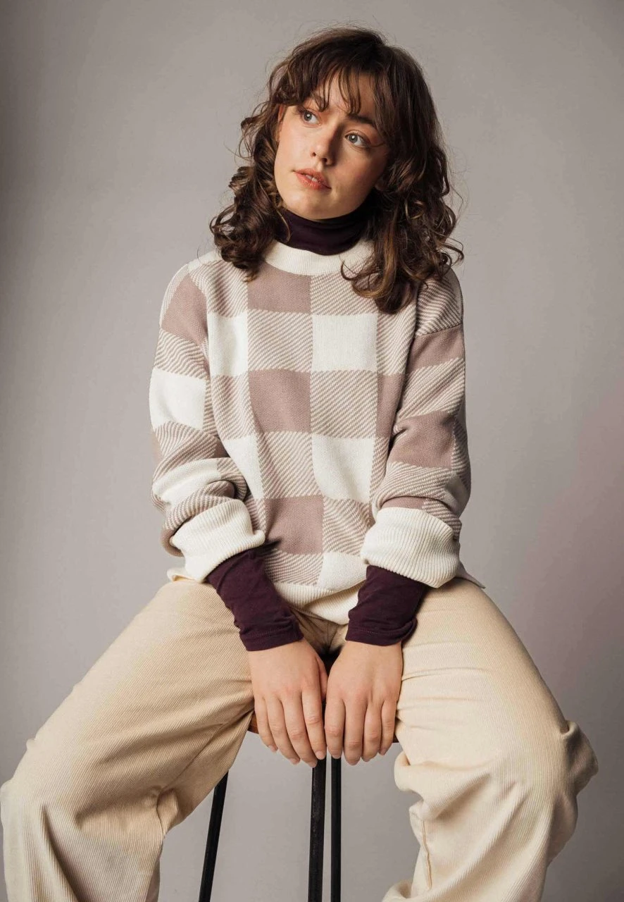 Mela Fairtrade Jaquard Strickpullover Faiza Aus Bio-Baumwolle - Mushroom / Cream Karo 9 Mela Fairtrade Jaquard Strickpullover Faiza Aus Bio-Baumwolle - Mushroom / Cream Karo – Bild 7