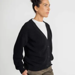 Mela Fairtrade Cardigan Neesha Aus Bio-Baumwolle - Schwarz -Grundstoff Verkäufe fair produziert vegan Fairtrade neesha bla 1280x1280