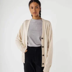 Mela Fairtrade V-Neck Cardigan Surina Aus Bio-Baumwolle - Cream -Grundstoff Verkäufe nachhaltige damen mode bio cardigan 152 304 Surina crm 1280x1280