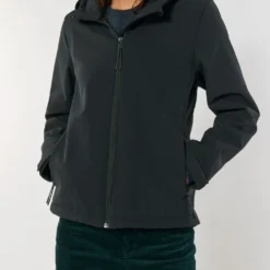Damen Softshell-Jacke Mit Kapuze - Black 15 Damen Softshell-Jacke Mit Kapuze - Black -Grundstoff Verkäufe nachhaltige softshelljacke recycelt online bestellen STJW159 002 1280x1280