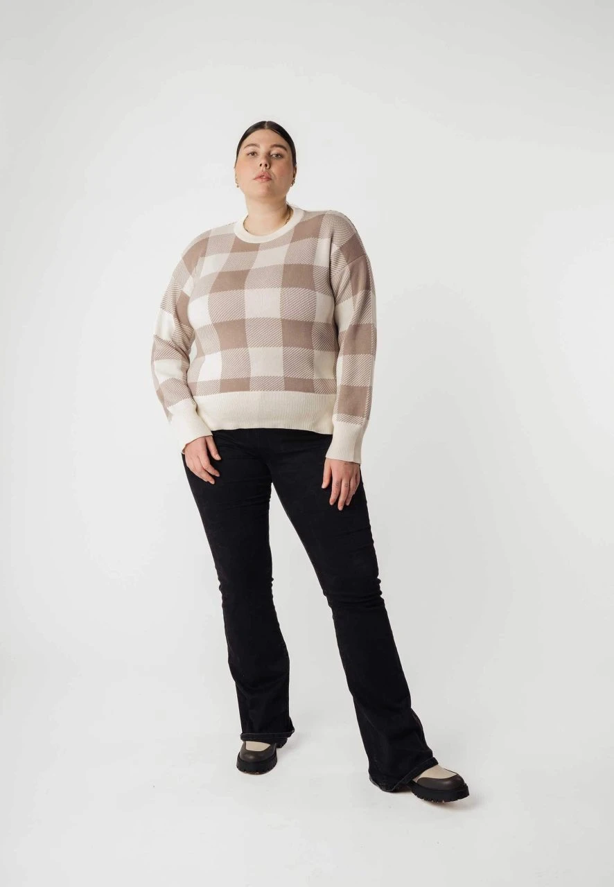 Mela Fairtrade Jaquard Strickpullover Faiza Aus Bio-Baumwolle - Mushroom / Cream Karo 8 Mela Fairtrade Jaquard Strickpullover Faiza Aus Bio-Baumwolle - Mushroom / Cream Karo – Bild 6