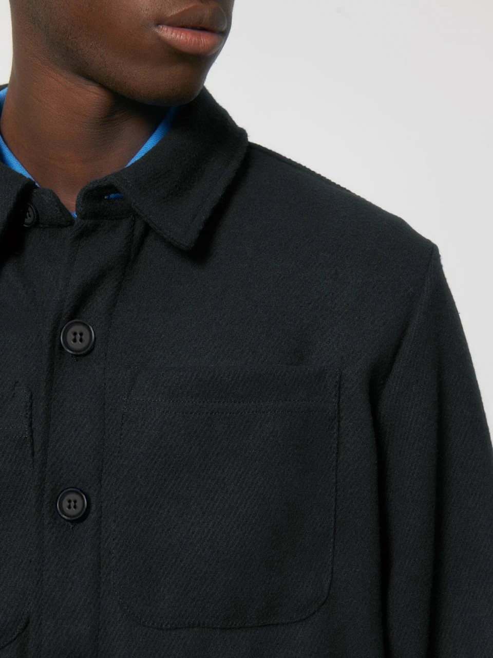 Unisex Twill Overshirt Aus Recyceltem Polyester - Black 10 Unisex Twill Overshirt Aus Recyceltem Polyester - Black – Bild 8