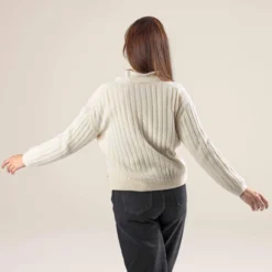 Strickjacke Aus Bio-Baumwolle Und Bio-Wolle - Cream -Grundstoff Verkäufe rueckansicht frauen strickjacke cremefarben 62828 265 1280x1280