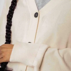 Mela Fairtrade V-Neck Cardigan Surina Aus Bio-Baumwolle - Cream -Grundstoff Verkäufe vegane strickjacke gots gruener knopf 152 304 Surina crm 1280x1280