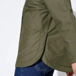 Theba Padded - Winterjacke Aus Bio-Baumwolle & Recyceltem Nylon - Oliv -Grundstoff Verkäufe wattierter kurzparka seitenschlitze faire herstellung J136CN02 oliv 1280x1280